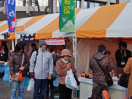 14時46分の時報とともに来場者・出展者ともに黙とうをささげた来場者・出展者ら
