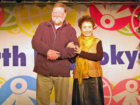 （写真左から）開催に向け会見を行ったアースデイ東京2012実行委員長のC.W.ニコルさんと歌手の加藤登紀子さん