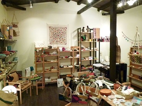 バングラデシュとネパールの女性たちが手作りしたせっけんやバッグなどをそろえる店内