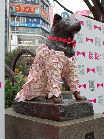 桜の花に見立てた大小さまざまな大きさのリボンは手縫いで付けた