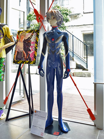 エントランス近くには等身大カヲル像を展示する