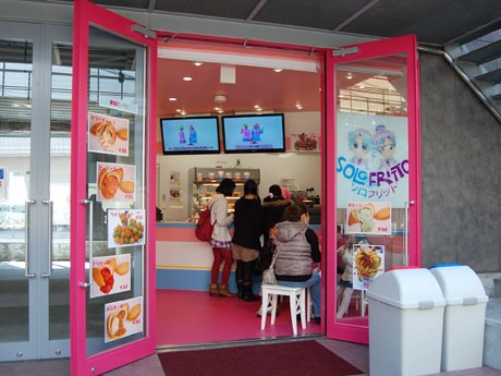 ピンクやブルーパープルなどを取り入れた店舗
