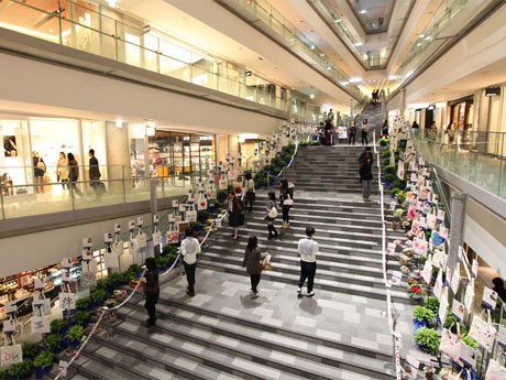 会場となる吹き抜け大階段には参加者93組が手掛けたルートートを展示する