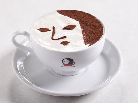 カフェで提供するロゴをデザインした「よーじや特製カプチーノ」（650円）