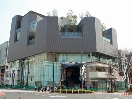 「東急プラザ 表参道原宿」の外観。デザイン・設計は建築家の中村拓志さんが担当