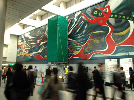 渋谷駅連絡通路に足場を組み、全6日間にわたって巨大壁画の修復作業が行われる
