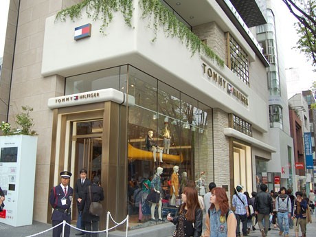 表参道沿いに出店する「トミーヒルフィガー表参道店」の外観