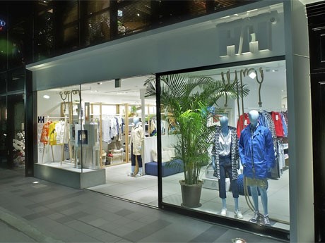 ファサード・店内共に白を基調に仕上げ、店内の什器など一部に木材を取り入れた
