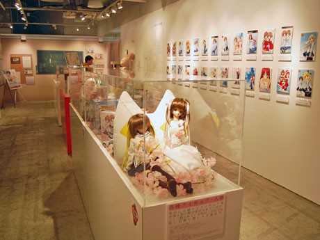 キャラクターグッズ、CD、ゲームパッケージなどを展示する場内