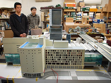 東急東横店西館・南館側から見たジオラマの風景。後方に立つのはジオラマ製作のスタッフ