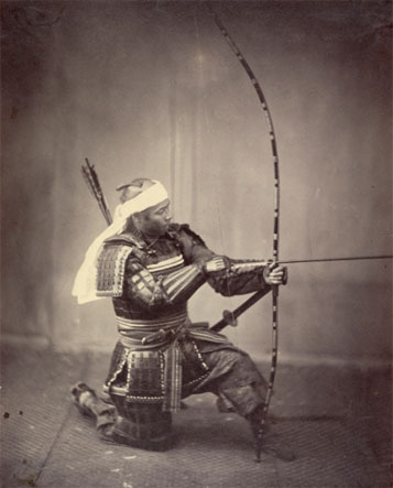 「長弓を持つ侍」1863年 鶏卵紙 J・ポール・ゲティ美術館所蔵（ウイルソン写真センター寄贈）&copy;The J. Paul Getty Museum. Partial gift from the Wilson Centre for
Photography