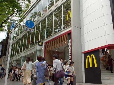 2階・3階に位置する国内最大面積・席数となる「マクドナルド原宿表参道店」
