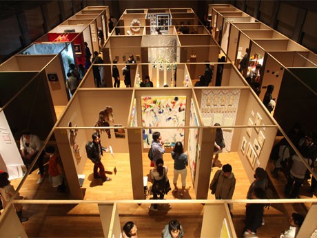 会場には50のブースが並ぶ。写真は昨年の「SICF12」の会場の様子&copy; 2011 Spiral Wacoal Art Center aPhoto: Katsuhiro Ichikawa