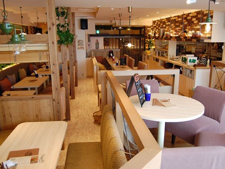 木目を用いて北欧カントリー風の空間に仕上げた「チーズ テーブル」店内