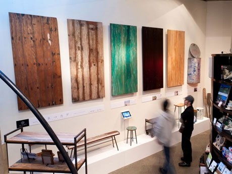 カヌーの廃材などから作ったテーブル・椅子・フレームなどを展示する店内