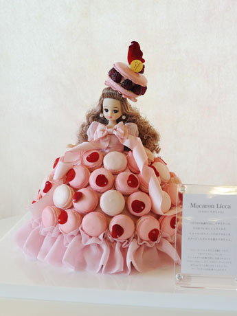 店内に展示されているマカロンをイメージしてデザインしたドレスを着た「Macaron Licca」