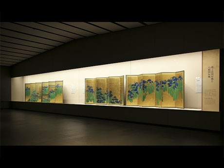 約100年ぶりに同時展示されている国宝「燕子花図」と米メトロポリタン美術館所蔵「八橋図」