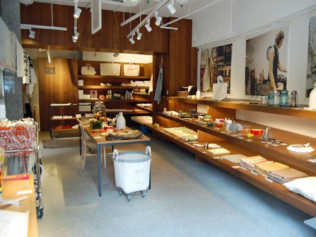 誌面で紹介したアイテムを展示・販売する店内。スタイリングはインテリアスタイリスト作原文子さんが手掛けた