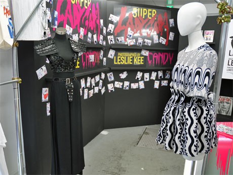 ガガさんが着用した衣装などを展示する店内