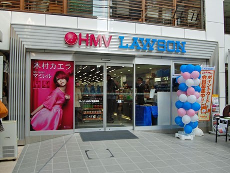 HMVとローソンのロゴを掲出するファサード。夜間には枠がライトアップされる