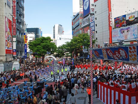 踊り手約2000人による「踊りパレード」を行う（写真＝2010年開催時の様子）