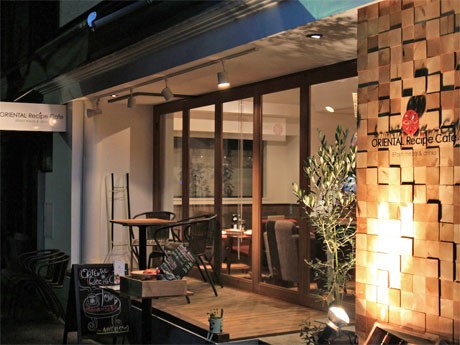 店舗ファサード。テラス席も用意する