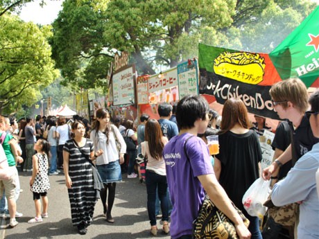 ジャークチキンなどの飲食ブース、アクセサリーなどの物販ブース、震災支援ブースなどを展開する（写真は昨年の様子）