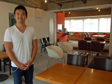 マッシグラ金子智一社長と「マトメカフェ渋谷店」の店内