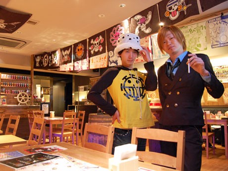 スタッフはトラファルガー・ロー（左）やサンジ（右）などキャラクターのコスプレ姿でサービスを行う