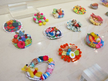 光浦さんが約4年半で作ったブローチ73点を展示する