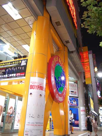 「タワーレコード渋谷店」前