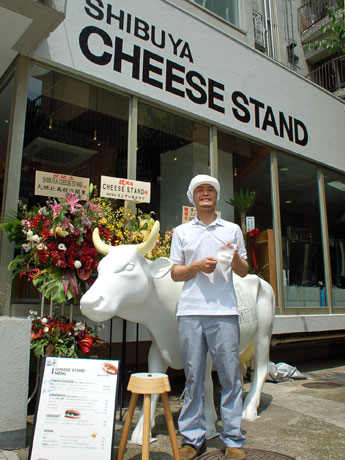 店頭には牛のオブジェを置いている。写真はオーナーの藤川真至さん