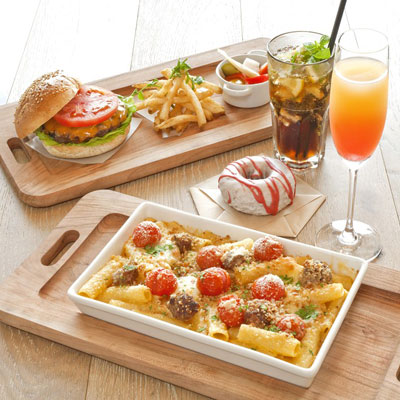 バーガーやドーナツなどのコラボメニューを用意する