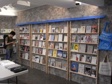 運営メンバーそれぞれの「オススメnomazon本」合わせて90冊ほどを展示する店内。写真提供＝トーキョー カルチャートバイ ビームス