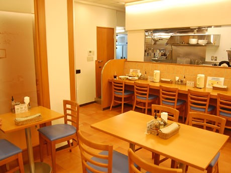 白を基調に木目やブルーを取り入れ「南イタリア風」に仕上げた店内