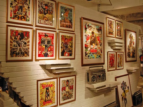 コラージュアーティスト、ダニエル・アマズ・ワサーさんの作品54点などを展示する