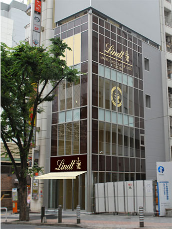 現在建設中の新築のビルに出店する「リンツ ショコラ カフェ渋谷店」の完成イメージ