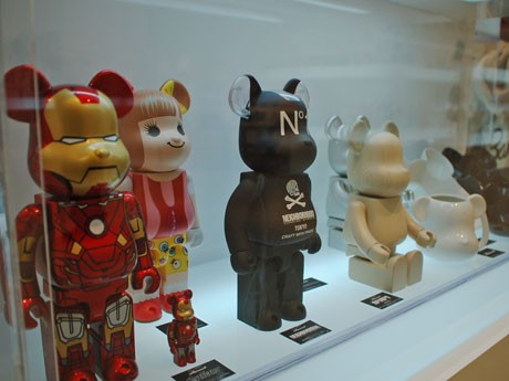 「PONPONPON」の衣装姿の「きゃりーぱみゅぱみゅ 400% BE@RBRICK」（7,140円、左から2番目）など同展開催記念商品も