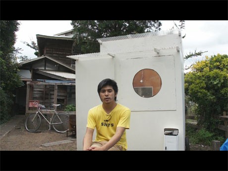 映画「モバイルハウスのつくりかた」より。建築家・坂口恭平さんと移動式の家「モバイルハウス」
