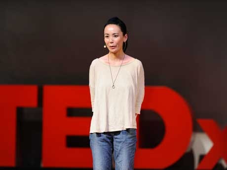 スピーチを行った映画監督の河瀬直美さん &copy;TEDxTokyo