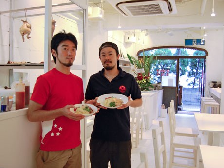 共に小学校〜高校時代をシンガポールで過ごした加藤大夢さん（左）と中井浩太さん（右）が手掛ける