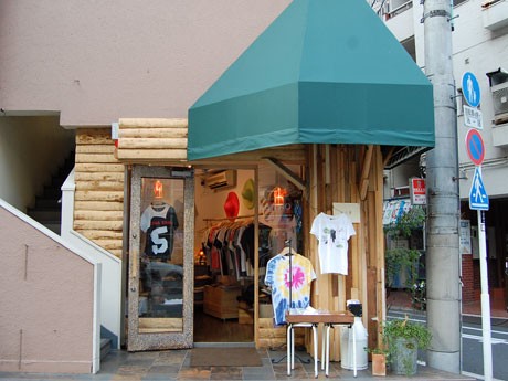 木材を多用し木・山小屋をイメージした外観に仕上げた