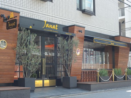 店舗外観。店頭にはテラス席も用意する