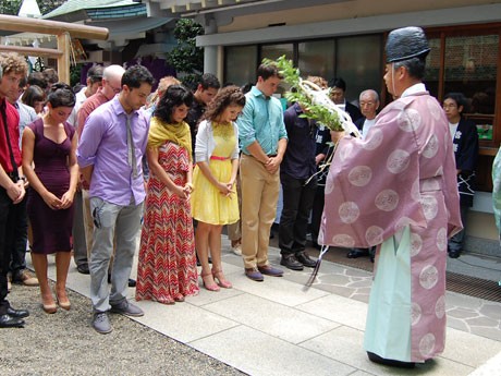 宮司によるおはらいを受けるキャストたち