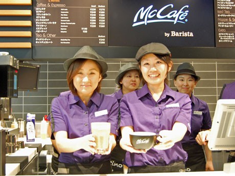 専任のバリスタが入れたエスプレッソベースのコーヒーを中心に提供する