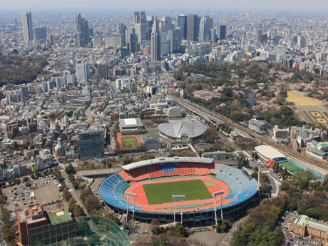 建て替えに向けてデザイン案の国際公募が始まった国立競技場（写真手前）