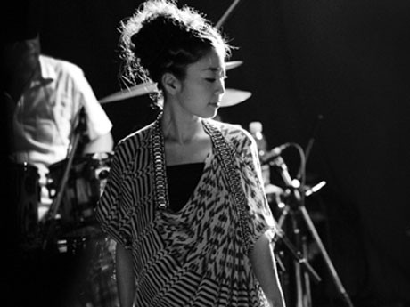 ステージでは歌手でソングライターのbirdさん（＝写真）らがライブを行う