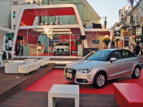 5ドアモデルの「Audi A1 Sportback」などを展示するショールーム