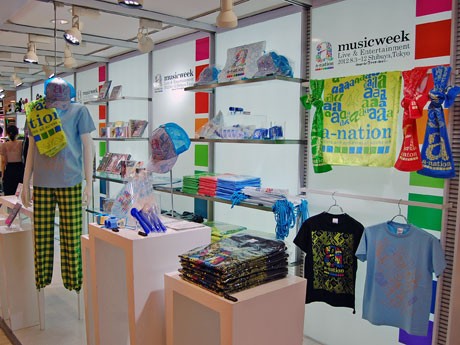 Tシャツ（3,000円）やマフラータオル（1,500円）などオフィシャルグッズを販売するA館1階