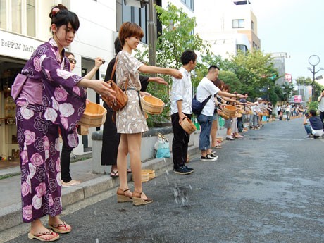 浴衣姿の学生や来街者など220人ほどが参加した